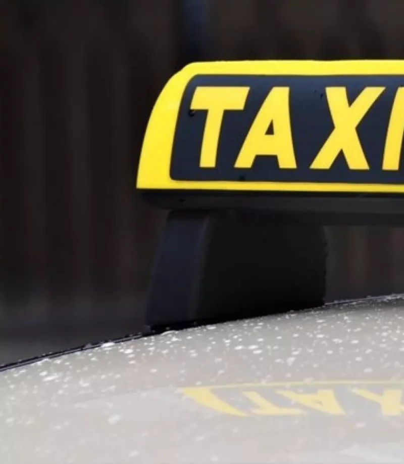 taxi-dak-taxibord-bord-geel-auto.jpg.webp