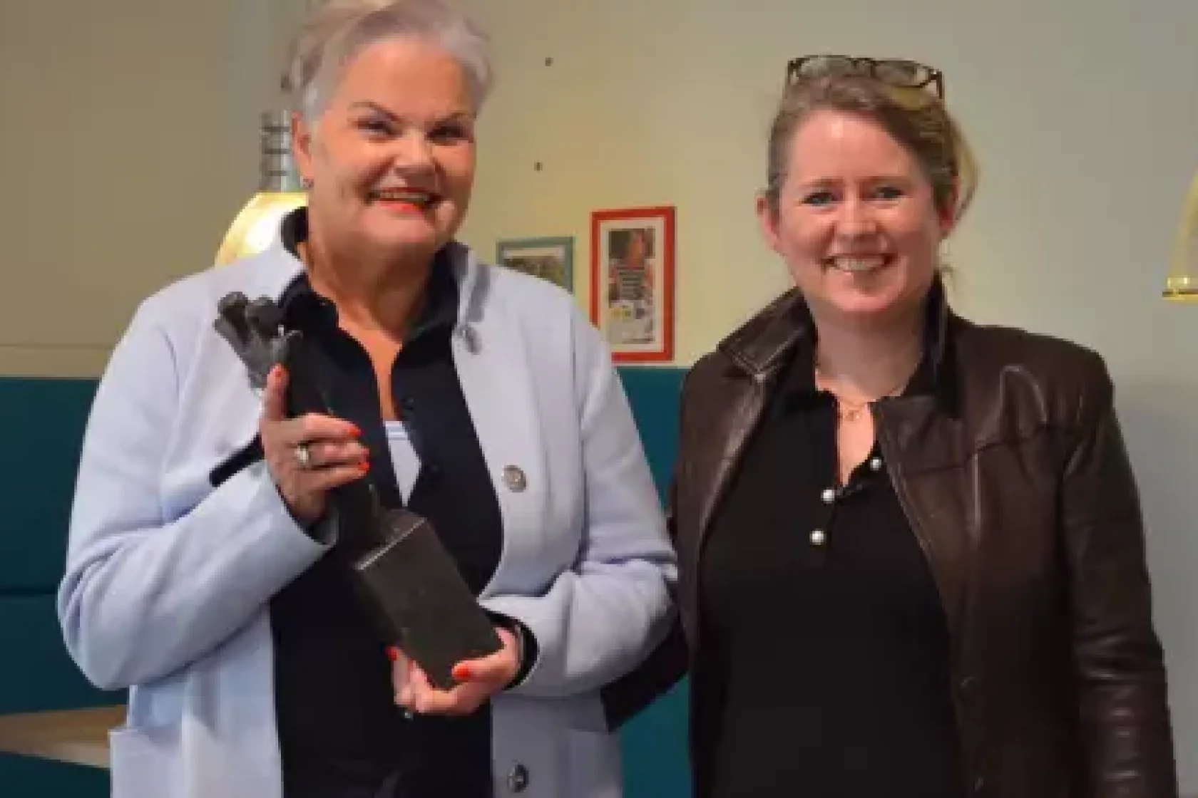 1) Inge te Brake met jurylid Yvonne Maasdam die de Compliance Award uitreikte.png.webp