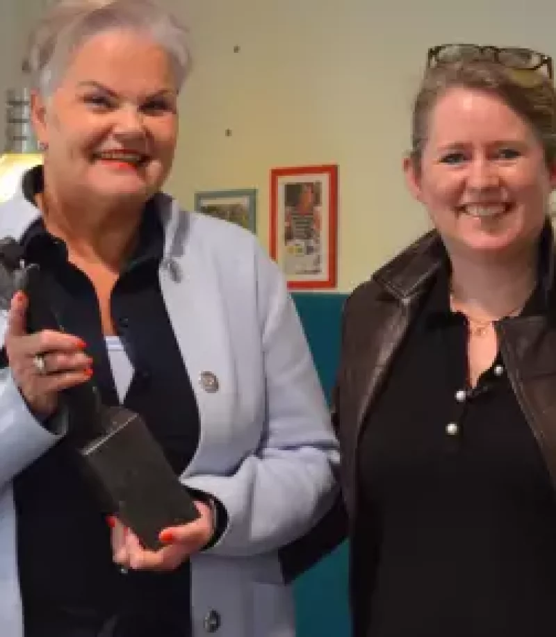 1) Inge te Brake met jurylid Yvonne Maasdam die de Compliance Award uitreikte.png.webp