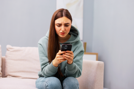 jonge vrouw op smartphone serieus.png